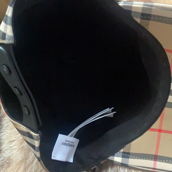 Selling a size Medium Burberry snap back hat worn once does not fit right. - Picture 3 of 5